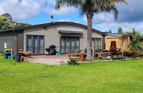 Whangapoua House | Fabulous kiwi bach 2min walk from beach