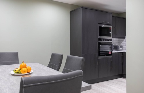 Belfast City Centre Apartment | Fabulous Modern Luxury Apartment Sleeps 6- Parking