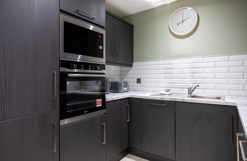 Belfast City Centre Apartment | Fabulous Modern Luxury Apartment Sleeps 6- Parking