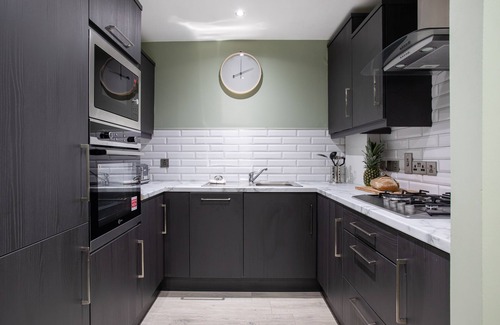 Belfast City Centre Apartment | Fabulous Modern Luxury Apartment Sleeps 6- Parking