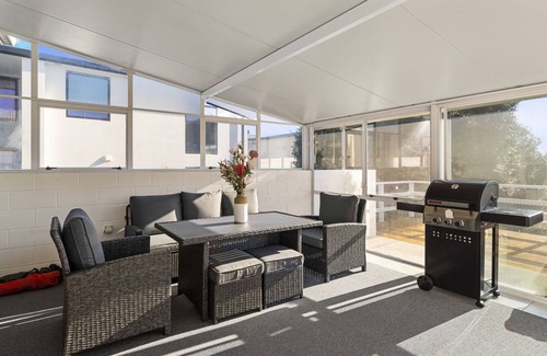 Papamoa Beach House | Fabulous Ocean and Reserve Views - Papamoa Beach