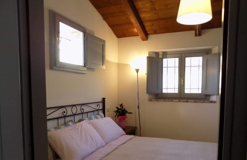 Montegabbione House | Fabulous one bedroom haven surrounded by vineyards, Wifi, A/C