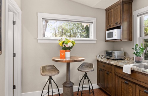 Chico House | Fabulous ParkSide King Suite Studio w/Balcony - Steps away from Lower Bidwell Park