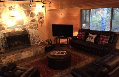 West Yellowstone Cabin | FABULOUS Remodel with Private Hot Tub, & more! Ten minutes to Yellowstone NP!