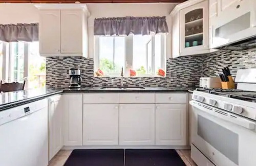 Nassau House | Fabulous Seaside Retreat, Sleeps 21, Walk to the Beach! 10% Weekly Discount!