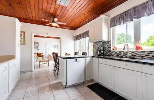 Nassau House | Fabulous Seaside Retreat, Sleeps 21, Walk to the Beach! 10% Weekly Discount!