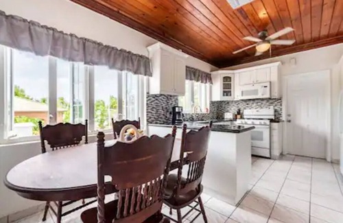 Nassau House | Fabulous Seaside Retreat, Sleeps 21, Walk to the Beach! 10% Weekly Discount!