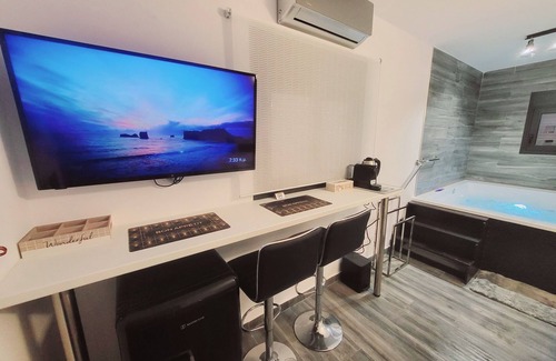 Kinosargous Apartment | Fabulous Suite: Grand Jacuzzi, King Bed near Acropolis Museum & Metro Sygrou-Fix