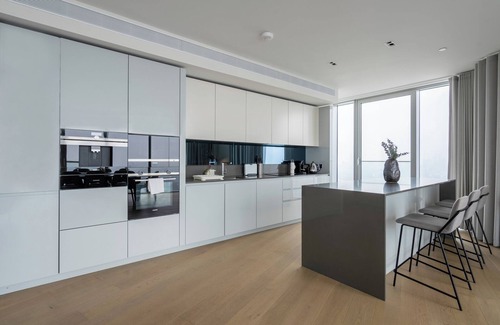 Canary Wharf Apartment | Fabulous three-bedroom apartment by the river