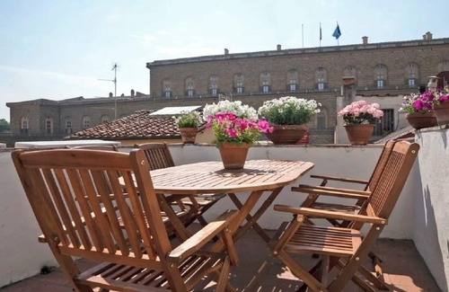 Oltrarno Apartment | Facing Florence's beloved Pitti Palace and Gardensn
