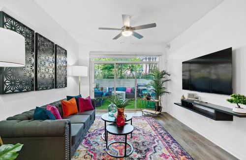 Carthay Circle Apartment | Fairfax District Chic City Oasis 2 BR Apt with Den 136