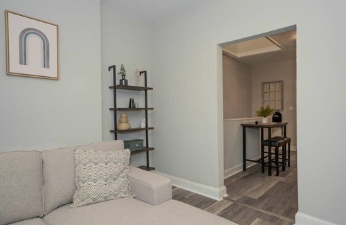 Ghent Apartment | Fairfax Manor Pearl Suite