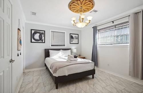 Fairgrounds House | Fairgrounds Headquarters- Off Street Parking & Fenced Yard Perfect for Jazzfest!
