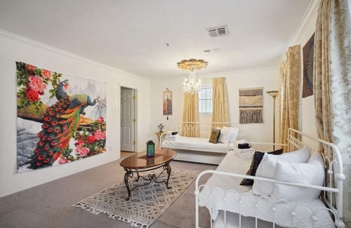 Fairgrounds House | Fairgrounds Headquarters- Off Street Parking & Fenced Yard Perfect for Jazzfest!