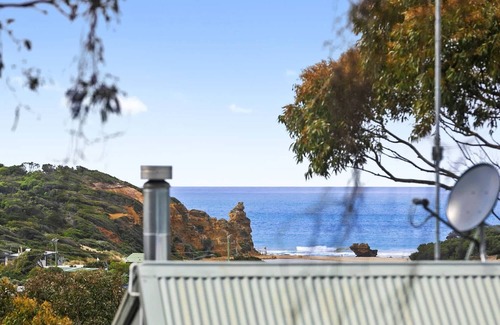 Fairhaven House | Fairhaven Retreats I Modern Home I Walk to Beach