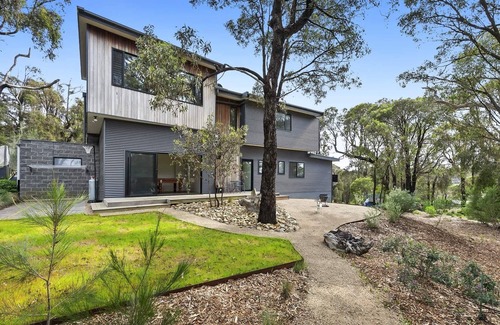 Fairhaven House | Fairhaven Retreats I Modern Home I Walk to Beach