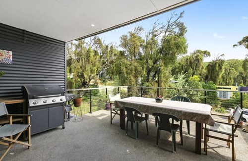 Fairhaven House | Fairhaven Retreats I Modern Home I Walk to Beach