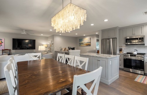 West Beach Village Villa | Fairway Oaks, Lagoon Views, Short 5-7 min. Stroll to Beach, Long stay discount