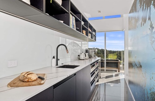 Kerikeri House | Fairway Views - Kerikeri Holiday Home