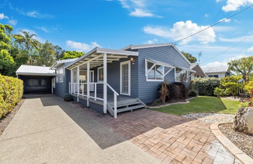 Sawtell House | Fairways Beach House - Stylish Beach House with Pool, Close walk to Cafes and Beach, Golf Course View