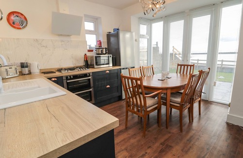 Newbiggin-by-the-Sea Cottage | FAIRWINDS, pet friendly, with a garden in Newbiggin-By-The-Sea