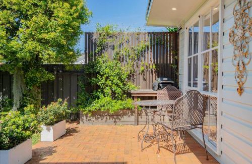 Mayfield House | Fairy Nook - Charming Granny Flat with Shared Garden