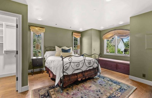 Davis House | Fairytale retreat at UC Davis, pool, lake, kitchen