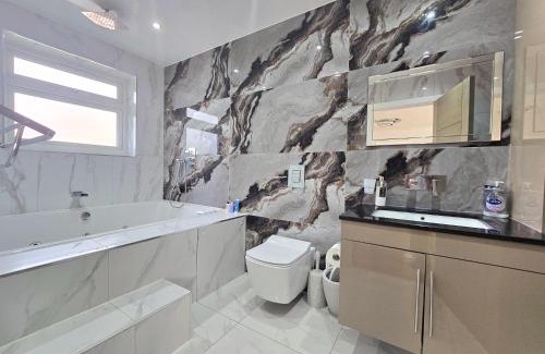 Rushmoor District House | Falcon house 7 bedrooms