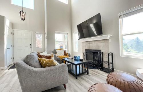 Gleneagle House | Falcon's Nest hot tub games mins to USAFA and hiking