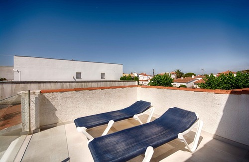 Empuriabrava Villa | FALCONERA VILLA CANAL 3 HA ,PISCINA,AMARRE,WIFI,PARKING