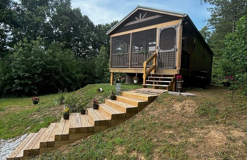 Tennga Cabin | Falcons Nest cabin with AC and WiFi in enchanting Calhoun TN