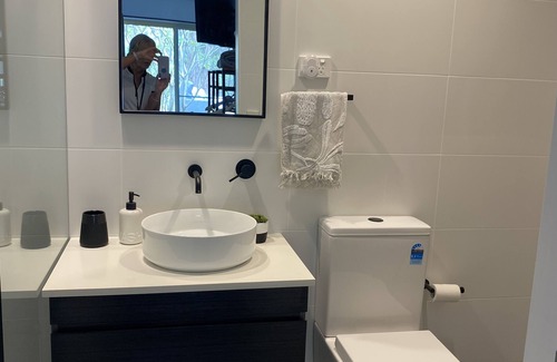 Ocean Shores House | ‘Falealili’ Whole Designer House with private access to beach