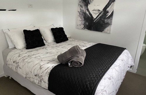 Ocean Shores House | ‘Falealili’ Whole Designer House with private access to beach