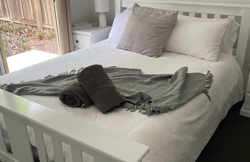 Ocean Shores House | ‘Falealili’ Whole Designer House with private access to beach