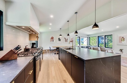 Union Pier House | Fall 2 nt min Bright modern retreat w/private hot tub Beach1 Block Fire Pit