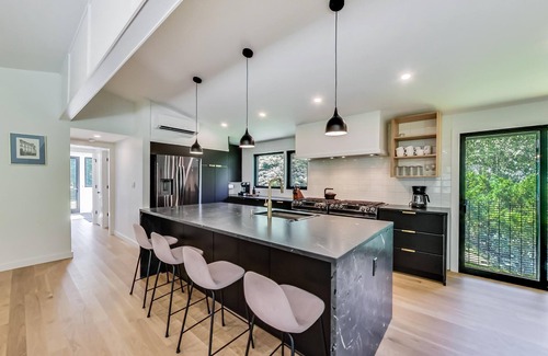 Union Pier House | Fall 2 nt min Bright modern retreat w/private hot tub Beach1 Block Fire Pit