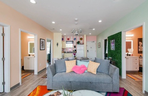Maxwell Apartment | Fall 4K TV, modern kitchen, fast Wi‑Fi near Nissan Stadium & Broadway