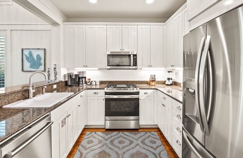 Forest District House | Fall Availability! Royal Retreat - Forest District! Gas Grill! Carriage House!
