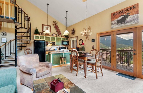 Four O'Clock House | Fall Availability! Cozy Ski-in/Ski-out Condo! Mountain Views! Shared Hot Tub!