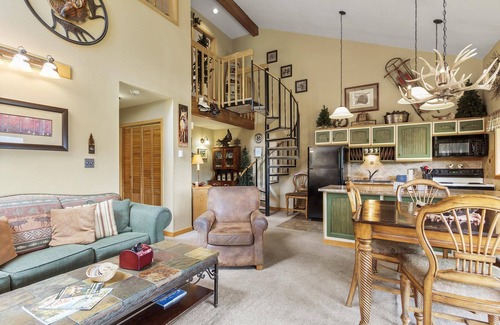 Four O'Clock House | Fall Availability! Cozy Ski-in/Ski-out Condo! Mountain Views! Shared Hot Tub!