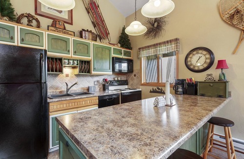 Four O'Clock House | Fall Availability! Cozy Ski-in/Ski-out Condo! Mountain Views! Shared Hot Tub!