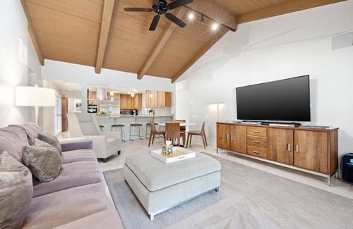 Vista Las Palmas House | Fall Availability! Private Dual Tennis and Pickleball Court! Mountain Views!