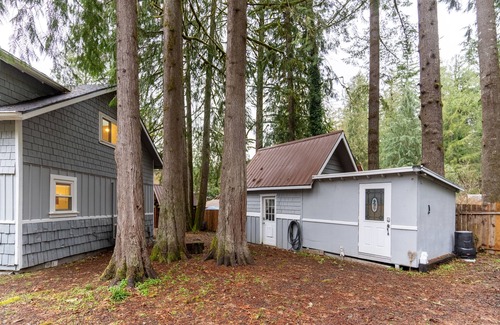 Marmot House | Fall biking, skiing, and hiking! Family fun near Mt Hood with a hot tub!
