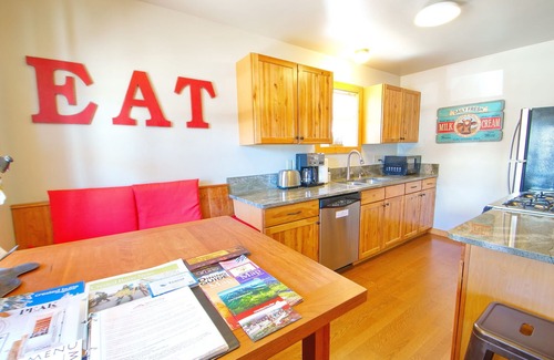 Crested Butte Condo | "Fall Colors 2025" Special! Leaves, Parking, Pets, Free Shuttle, Downtown!