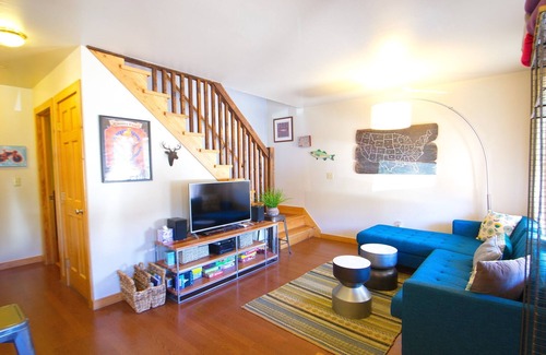 Crested Butte Condo | "Fall Colors 2025" Special! Leaves, Parking, Pets, Free Shuttle, Downtown!