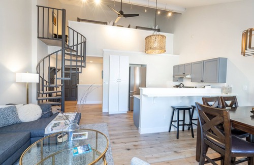 Telluride Condo | FALL COLORS ARE HERE! Lovely 2BR+loft/2Bath; pool/hot tub; Walk to everything!