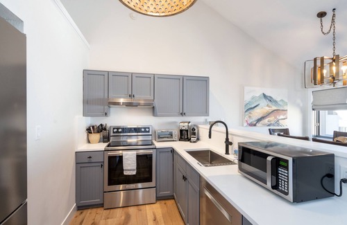 Telluride Condo | FALL COLORS ARE HERE! Lovely 2BR+loft/2Bath; pool/hot tub; Walk to everything!