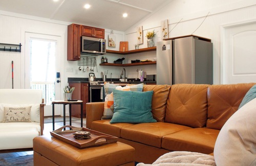 Campton Cabin | Fall Colors- Secluded 2BR Cabin - Hot Tub - Pet Friendly- 6 Minutes to Gorge