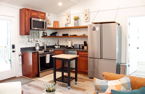 Campton Cabin | Fall Colors- Secluded 2BR Cabin - Hot Tub - Pet Friendly- 6 Minutes to Gorge