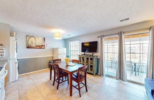 Table Rock Apartment | Fall Creek Resort Pond View Escape